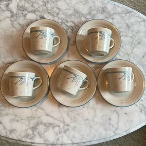 Corelle 5 coffee tea cups and 5 plates Symphony pattern beige blue red